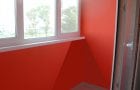 Les murs du balcon sont peints en rouge.