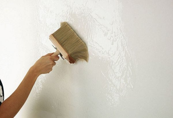 Apprendre les murs peints sous l'autocollant de papier peint