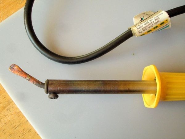 Utilisation d'un fer à souder conventionnel pour connecter le linoléum