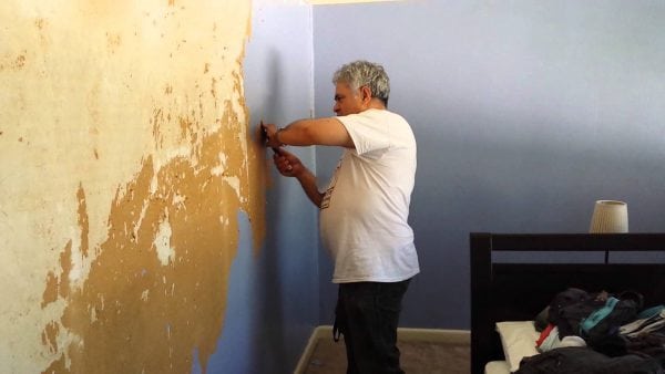 La peinture écaillée doit être retirée du mur.