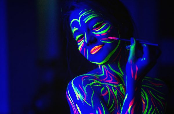 A fluoreszkáló festékek biztonságosak a bőr számára.