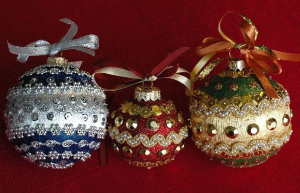 Boules de Noël décorées de perles