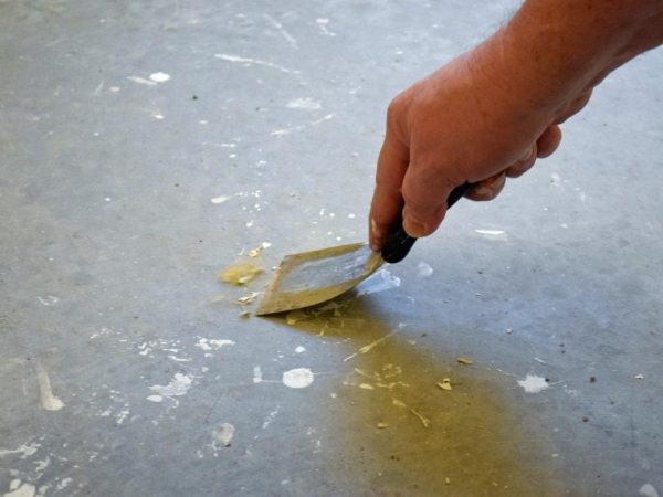 Nettoyage du sol avec une spatule