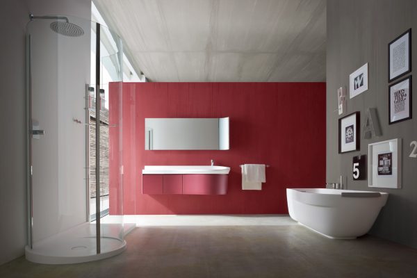 Salle de bain rouge dans un style moderne