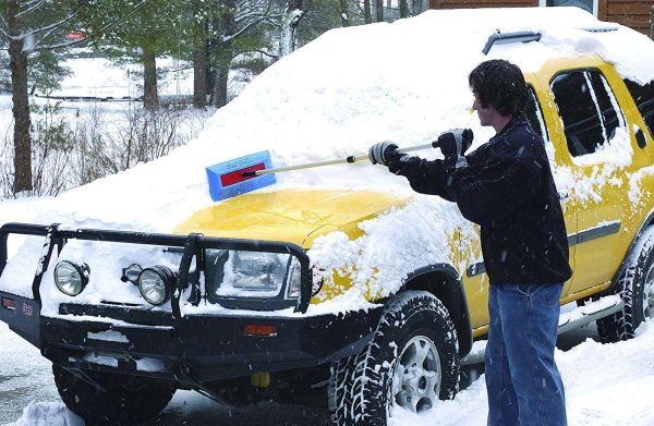 Endommagement de la peinture de la voiture lors du nettoyage de la glace et de la neige