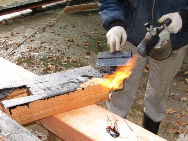 Travail du bois avec du mastic bitumineux chaud