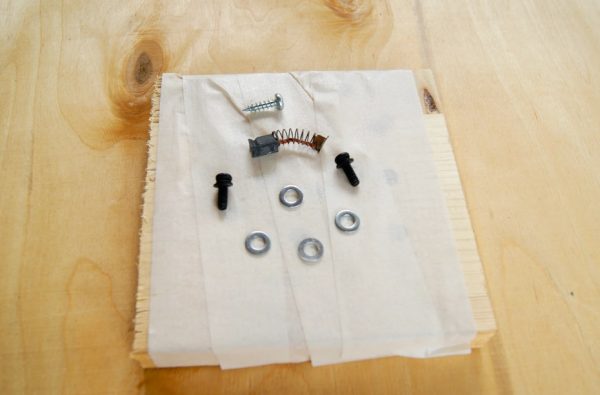 Utilisation de ruban adhésif pour stocker de petites pièces