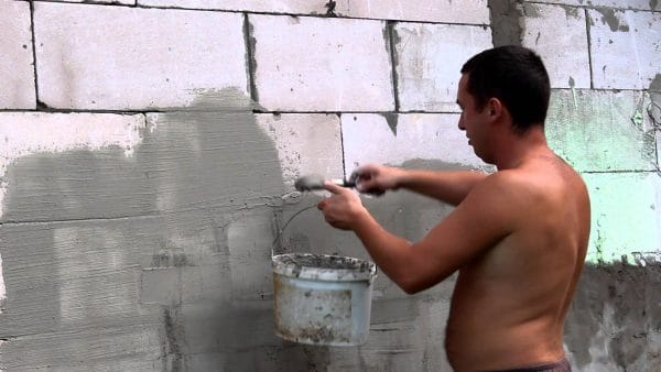 Préparation d'un mur de blocs de mousse pour l'application de plâtre